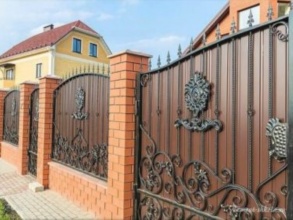 Кирпичный забор с ковкой  150 метров фото в Сергаче