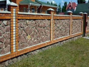 Кирпичный забор с камнем 12 метров фото в Сергаче