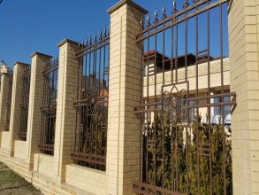 Кирпичный забор с ковкой  10 метров фото в Сергаче