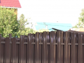 Забор из евроштакетника на ленточном фундаменте 10 метров фото в Сергаче